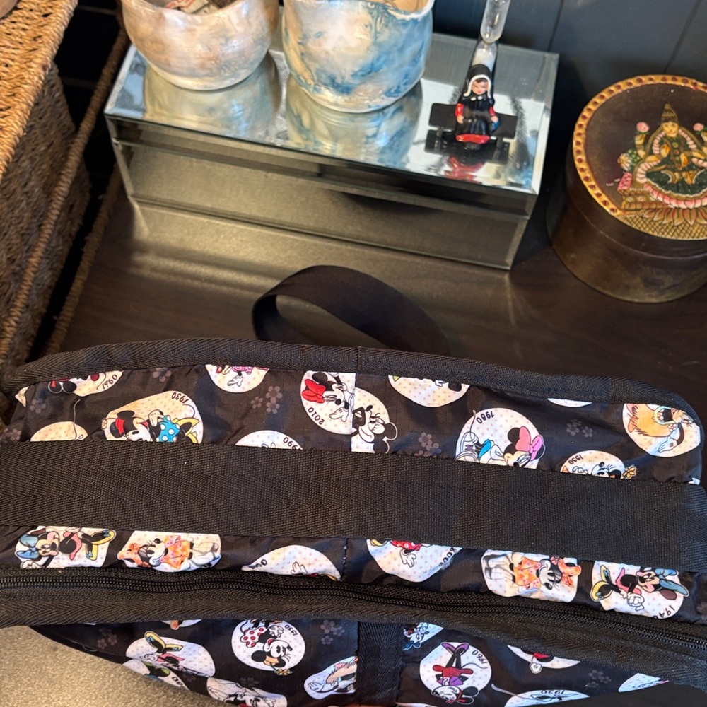 EUC LeSportsac Disney Minnie Mouse Deluxe Everyday Bag in the "Celebrate M - Picture 11 of 16